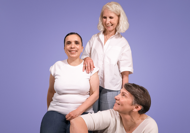 3 femmes &acirc;g&eacute;es se regardant, toutes habill&eacute;es avec un haut blanc avec un fond mauve en arri&egrave;re plan
