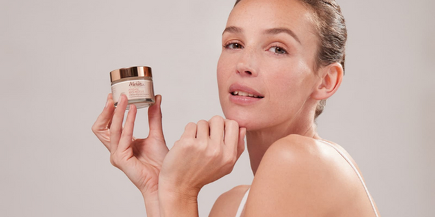Les étapes de votre routine beauté : application d'un sérum puis d'une crème anti-âge