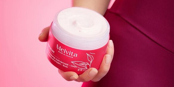 L'huile en baume fermet&eacute; de la gamme l'Or Rose pour lutter contre la peau d'orange