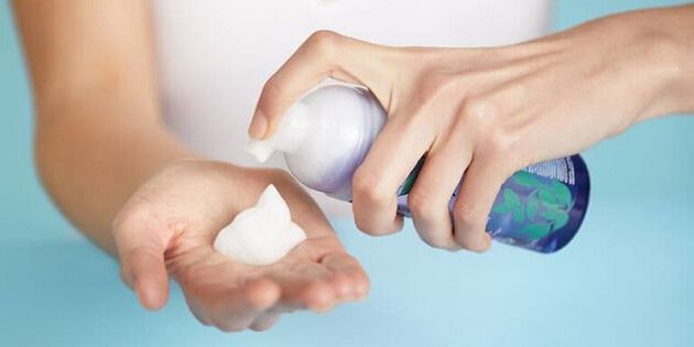 mains qui tiennent une mousse nettoyante