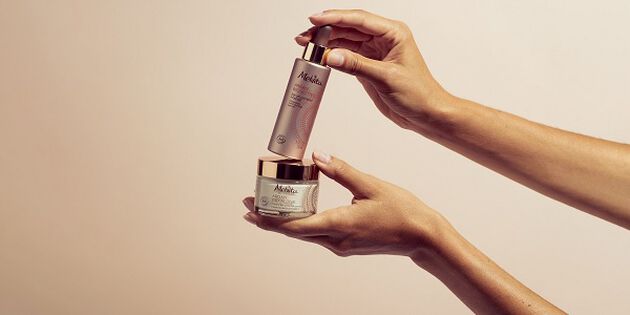 Les étapes de votre routine beauté : appliquer un contour des yeux pour lisser et raffermir le contour de l’œil. Exfolier votre peau une fois par semaine pour redonner de l'éclat à la peau