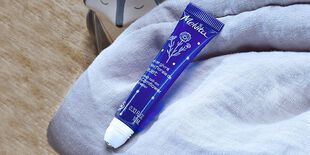 Le roll-on givré à l'eau florale de bleuet : une astuce bio en plus pour un regard éclatant