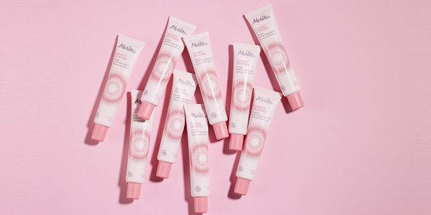 Le fluide hydratant repulpant Source de Roses pour les peaux déshydratées