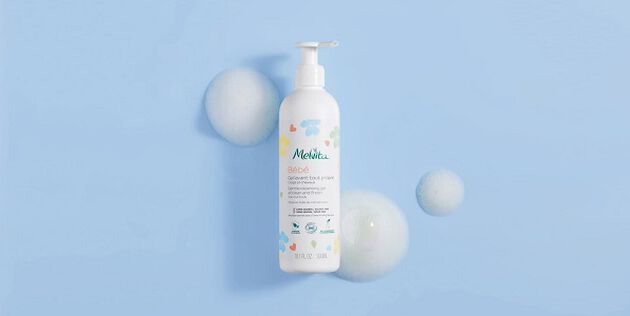 produit gel lavant b&eacute;b&eacute; avec texture mousse derri&egrave;re