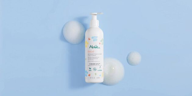 produit gel lavant bébé avec texture mousse derrière