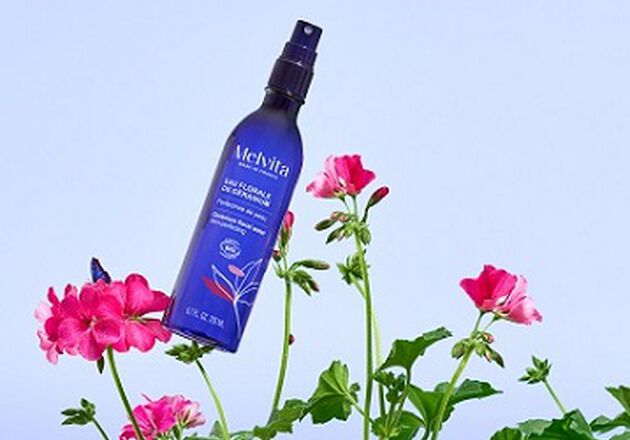 L'eau florale de g&eacute;ranium pour resserrer les pores de la peau et lisser le grain de peau