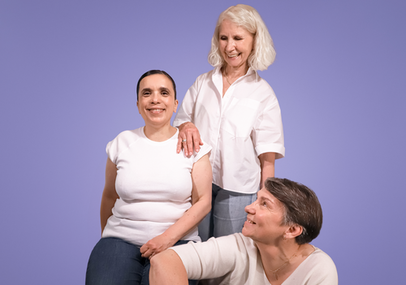 3 femmes &acirc;g&eacute;es se regardant, toutes habill&eacute;es avec un haut blanc avec un fond mauve en arri&egrave;re plan