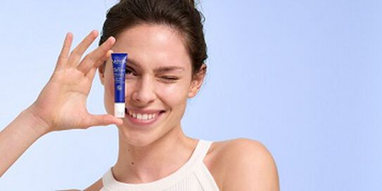 Le roll-on givr&eacute; &agrave; l'eau florale de bleuet : une astuce bio en plus pour un regard &eacute;clatant