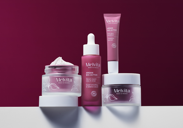soins de la gamme Argan Bio Active sur fond rose fonc&eacute;