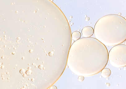 Une texture bi-phas&eacute;e en parfaite affinit&eacute; avec la peau