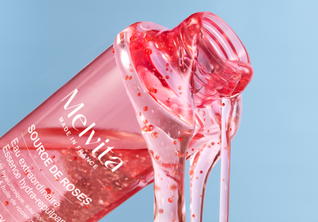 Zoom sur l'Eau Extraordinaire Source de Roses et sa texture g&eacute;lifi&eacute;e qui coule