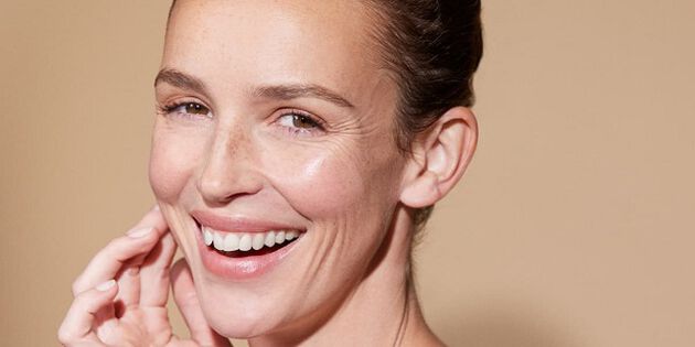 Femme avec une peau éclatante sans taches brunes sur le visage