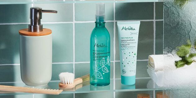 La gelée démaquillante Nectar Pur nettoie en douceur et équilibre le pH de la peau