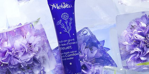 roll-on bleuet plongé au milieu de glaçons
