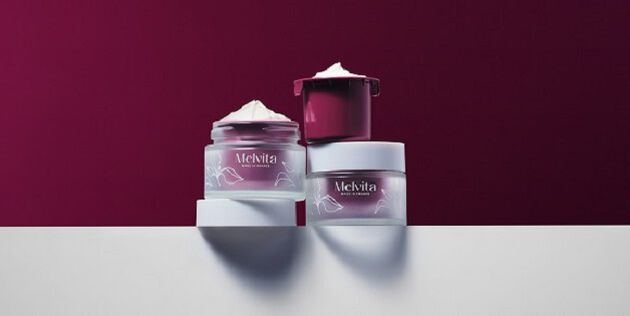 Les &eacute;tapes de votre routine beaut&eacute; : application d'un s&eacute;rum puis d'une cr&egrave;me anti-&acirc;ge