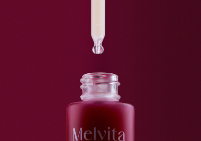 un s&eacute;rum avec un fond violet