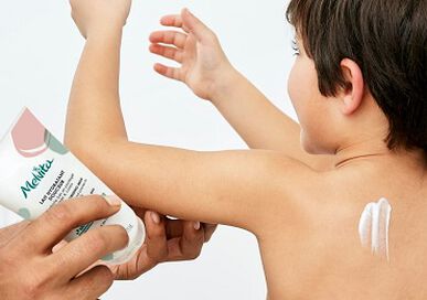 Le lait hydratant certifié bio Essentiels hydrate et rend la peau plus douce jour après jour