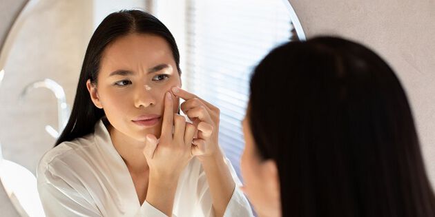 Les points noirs apparaissent souvent au niveau de la zone T du visage