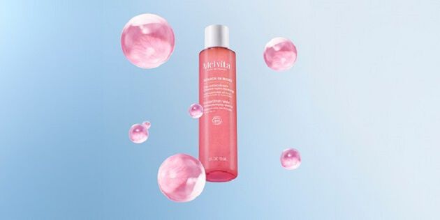 Femme s'appliquant un serum &agrave; l'acide hyaluronique sur le visage
