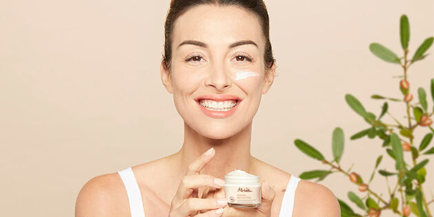Les étapes de votre routine beauté : application d'un sérum puis d'une crème anti-âge