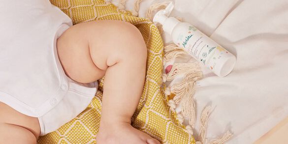 vue d'une jambe d'un b&eacute;b&eacute; avec un soin melvita &agrave; sa droite