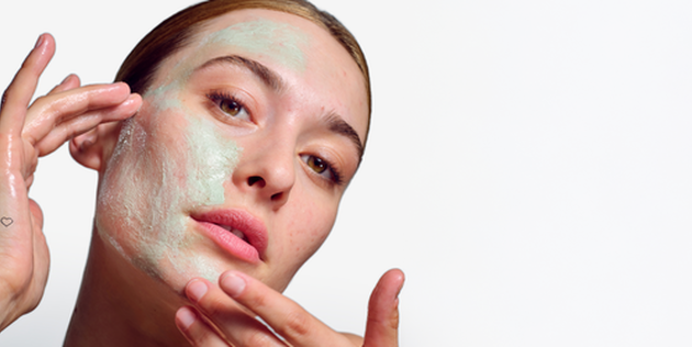 Femme s'appliquant le masque Nectar Pur sur le visage