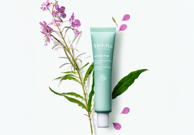Le fluide matifiant et le roll-on SOS action cibl&eacute;e dans la routine des peaux grasses