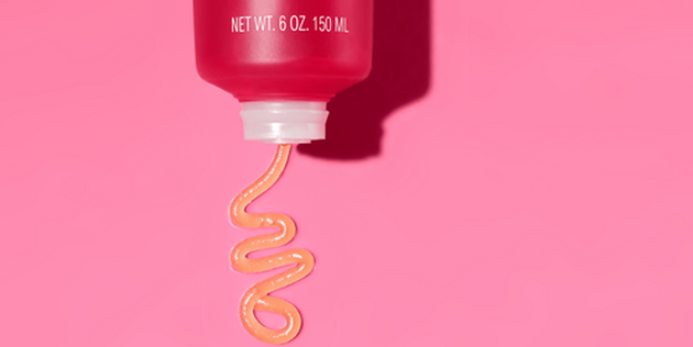 Zoom sur la texture du Gommage L'Or Rose, fond rose