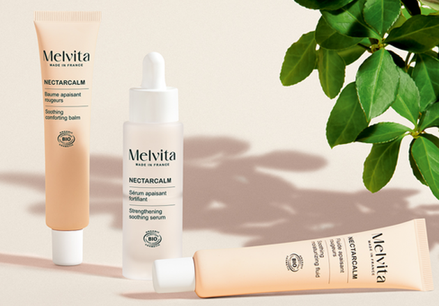 Focus sur les 3 produits de la gamme NectarCalm : s&eacute;rum, fluide et baume. Sur un fond blanc avec une petite plante sur le c&ocirc;t&eacute; droit