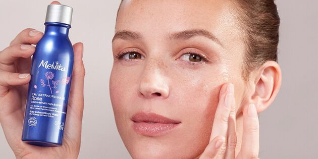 Femme s'appliquant un serum à l'acide hyaluronique sur le visage