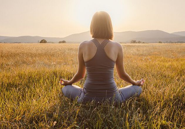 Pourquoi la peau se ride t'elle ? Les facteurs externes : le manque de sommeil, les habitudes alimentaires et le stress