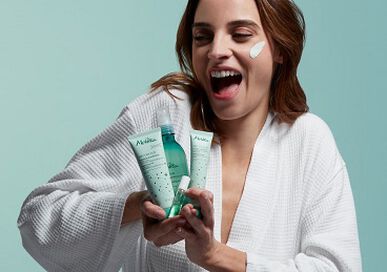 Le fluide matifiant et le roll-on SOS action ciblée dans la routine des peaux grasses