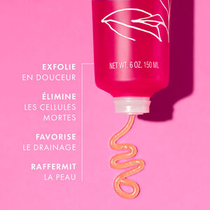 Gommage Expert Tonifiant L'Or Rose 150 ml, La moitié du produit apparait sur le visuel pour faire un zoom sur la texture du gommage qui sort du produit. A gauche "Exfolie en douceur", "élimine les cellules mortes", "favorise le drainage", "raffermit la peau" | Melvita