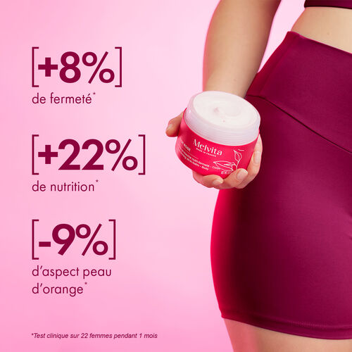 Agrandir la vue3/6 de Zoom sur le gommage ouvert dans la main d'une femme. A gauche "+8% de fermet&eacute;*", en dessous "+22% de nutrition*", en dessous "-9% d'aspect peau d'orange*". En bas "Test clinique sur 22 femmes pendant 1 mois"