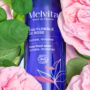 Eau Florale De Rose Bio 400 ml, Zoom sur le produit entouré de roses | Melvita