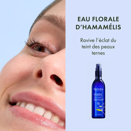 Agrandir la vue4/10 de Le visuel est coup&eacute; en deux. A gauche, zoom sur le visage d'une femme qui sourit. A droite "EAU FLORALE D'HAMAMELIS", en dessous "Ravive l'&eacute;clat du teint des peaux ternes" et en dessous le packshot de l'eau florale