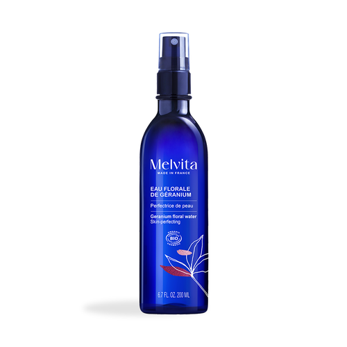 Agrandir la vue1/7 de Packshot de l'eau florale de g&eacute;ranium en spray d'une couleur bleu fonc&eacute; avec un dessin de feuille rose fonc&eacute;
