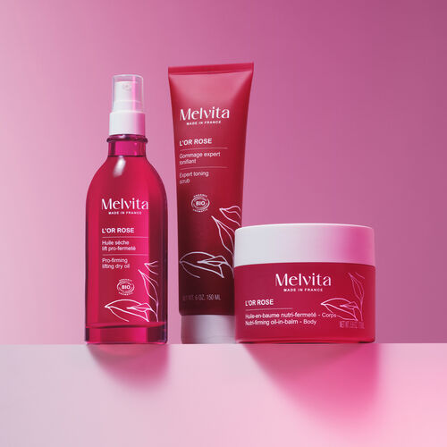 Agrandir la vue5/6 de Sur un mur blanc, trois produits sont align&eacute;s : l'Huile S&egrave;che Lift Pro-Fermet&eacute; L'Or Rose, le gommage et l'Huile En Baume Nutri-Fermet&eacute; L'Or Rose