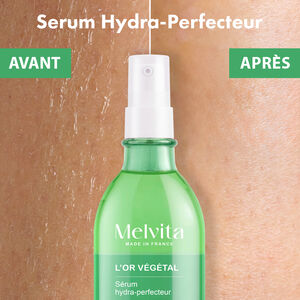 Sérum Corps Hydra-Perfecteur L’Or Végétal 100 ml, Le visuel est divisé en deux avec un avant après du Sérum Hydra-Perfecteur. Au centre se trouve le sérum avec en titre son nom. A gauche, on peut voir le avant avec une peau pèche et à droite, on peut voir une peau lisse et hydratée. | Melvita