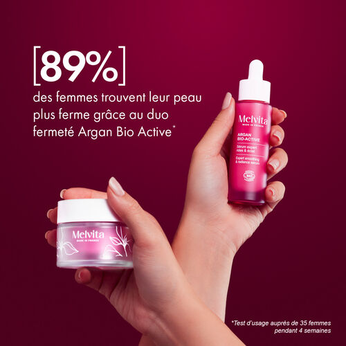 Agrandir la vue4/5 de Deux mains tiennent le s&eacute;rum et la cr&egrave;me jour. En haut &agrave; gauche "89% des femmes trouvent leur peau plus ferme gr&acirc;ce au duo fermet&eacute; Argan Bio Active*". En bas "*Test d'usage aupr&egrave;s de 35 femmes pendant 4 semaines."