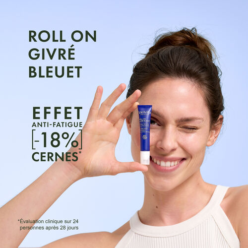 Agrandir la vue2/4 de Une femme tient entre ses doigts, devant son visage, le produit en souriant. A gauche "ROLL ON GIVRE BLEUET", au milieu "EFFET ANTI-FATIGUE -18% CERNES*". En bas &agrave; gauche "Evaluation clinique sur 24 personnes apr&egrave;s 28 jours"